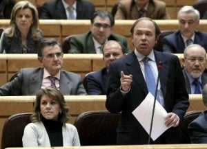 El portavoz popular en el Senado, Pío García Escudero, interviene en la sesión de ayer en presencia de Cospedal. ::
EFE