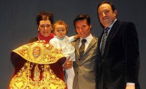 Diego Urdiales posa con su familia y Pedro Sanz tras recibir el Capote de Paseo. ::
ALFREDO IGLESIAS