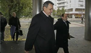 Alfredo Piris, acompañado de su abogado, entra en el Palacio de Justicia de Vitoria el día de su declaración ante la juez, realizada a mediados de diciembre. ::                             IGOR AIZPURU