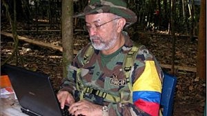 Fotografía obtenida de 'Raúl Reyes', trabajando con su ordenador, en la selva colombiana. ::                             AFP