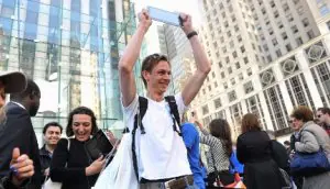 Un joven holandés exhibe orgulloso su agenda electrónica ante la sede neoyorquina de Apple. ::
AP