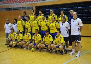 La plantilla al completo del Barakaldo, el día de su presentación oficial. ::
FERNANDO GÓMEZ