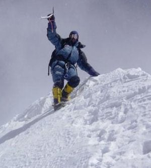 Edurne Pasaban escala una empinada sección entre los campos 3 y 4 del Annapurna. ::                             'AL FILO'