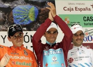 Igor Antón, a la izquierda, comparte podio final con Alberto Contador y Ezequiel Mosquera. ::                             EFE