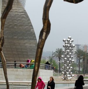 Al fondo, 'El gran árbol y el ojo', de Anish Kapoor . ::
JORDI ALEMANY