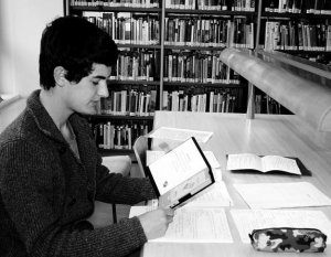 Un joven consulta uno de los 'e-readers' en la biblioteca ermuarra. ::
A. L.