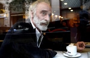 El cantautor Javier Krahe, en un café de Madrid. ::                             EFE