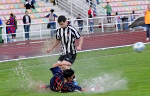 La lluvia caída en los últimos días en la localidad riojana convirtió, según zonas, en una piscina el campo de fútbol. ::
EL CORREO