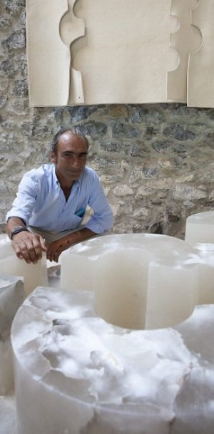 Luis Chillida contempla una pieza de su padre. ::
LUIS MICHELENA