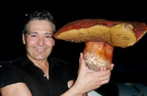 José Antonio Tauste hace gala de una seta de más de dos kilos que encontró en La Rioja. ::                             EL CORREO