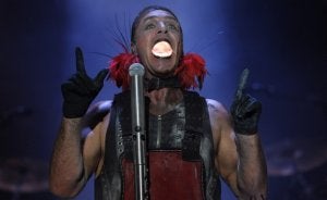 Till Lindemann, el cantante de Rammstein, vestido de drag queen infernal. ::
FOTOS BORJA AGUDO