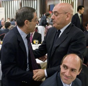 Mario Fernández saluda al ex presidente de la Vital, Gregorio Rojo, ayer, en un acto en Bilbao. ::                             IGNACIO PÉREZ