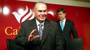 Miguel Castillejo, junto a Francisco Jurado, director de CajaSur. ::
EFE