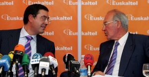 Alberto García Erauzkin, director general de Euskaltel, a la izquierda y el presidente, José Antonio Ardanza. ::                             IGNACIO PÉREZ