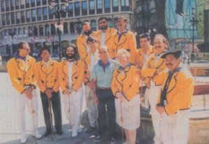 Quico Mochales, en el centro, con los miembros de la primera comisión de fiestas, en 1978. ::                             EL CORREO