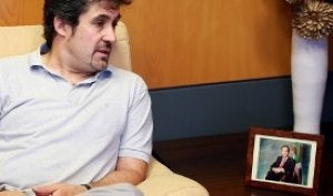 Urizar, junto a una fotografía de Carlos Garaikoetxea. ::
M. ATRIO