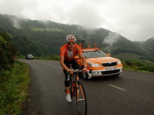 Igor Antón, Beñat Intxausti y Mikel Nieve reconocieron las etapas asturianas de la Vuelta y coincidieron con Samuel Sánchez. ::                             ROBERTO MENÉNDEZ