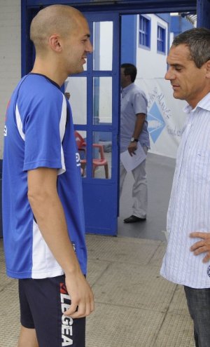 Óscar Martínez conversa con el segundo entrenador, Iñaki Ocenda. ::
IGOR AIZPURU