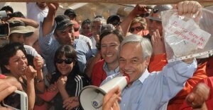 El presidente chileno, Sebastián Piñera, muestra la bolsa con el mensaje de los mineros en el que confirman que están vivos. ::                             EFE