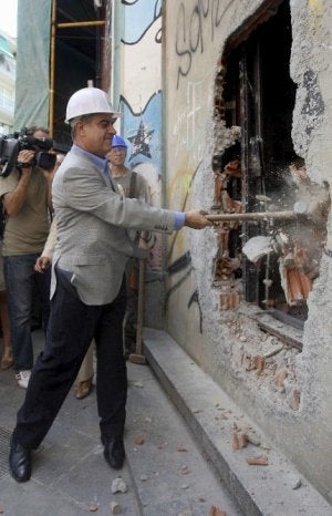 Corbacho, ayer, en el acto simbólico de la demolición de un ambulatorio en L'Hospitalet. ::                             EFE