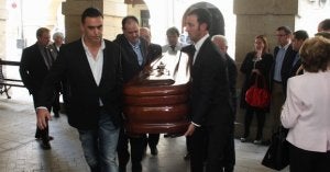 Amigos y familiares de García de Olano trasladan su féretro al salón de plenos del Ayuntamiento de Laguardia. ::
JOSÉ MONTES