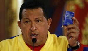 Chávez muestra un ejemplar de la Constitución bolivariana durante su comparecencia ante la prensa extranjera. ::                             AP