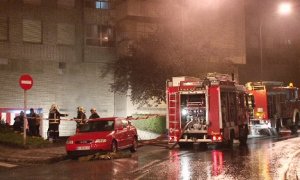 El incendio en la calle Estrada de Masustegi provocó una densa humareda en el barrio. ::                             LUIS CALABOR