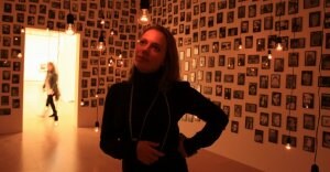 Una visitante observa la instalación de Christian Boltanki titulada 'Humanos', en la primera parte de la exposición. ::
LUIS ÁNGEL GÓMEZ