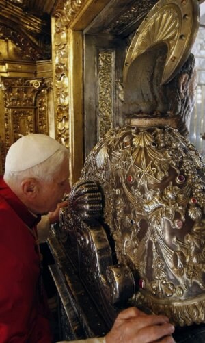 Abrazo al Apóstol. El papa Benedicto XVI se ganó el Jubileo, en el Año Santo compostelano, al realizar el último tramo del Camino de Santiago, «ponerse a los pies» del Apóstol y «dejarse transformar por el testimonio de su fe».