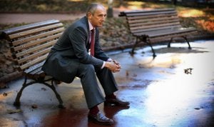Erkoreka descansa en un banco de los jardines de Albia, en Bilbao. ::
LUIS ÁNGEL GÓMEZ