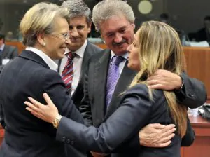 La ministra de Exteriores, Trinidad Jiménez, con sus homólogos austriaco y francesa, ayer en Bruselas. ::                             AFP