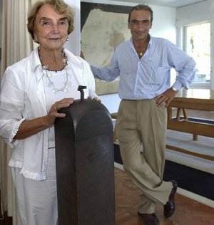 Pilar Belzunce y su hijo Luis Chillida junto a una obra del escultor vasco. ::                             JOSÉ USOZ