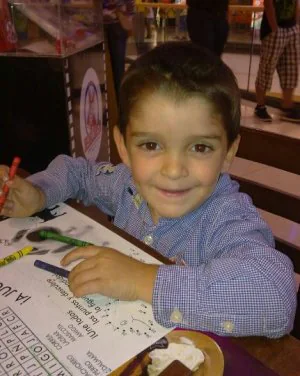 Ibai Uriarte Costales, de cuatro años, colorea unos dibujos. ::
EL CORREO