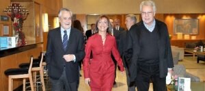 Felipe González, acompañado ayer por el presidente andaluz, José Antonio Griñán, y la candidata del PSOE por Málaga, María Gámez. ::
EFE