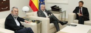 Los líderes de UGT y de Comisiones Obreras, durante una reunión con el presidente Zapatero celebrada el pasado mayo en la Moncloa. ::                             AP