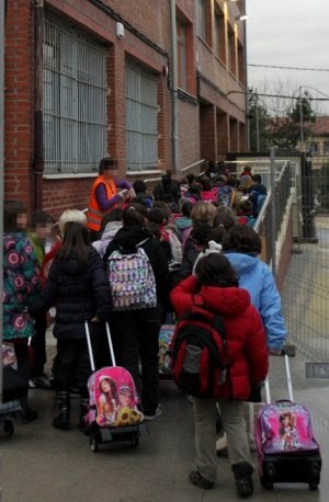 Entrada a la escuela Goikolanda de Erandio, donde el profesor cometió los abusos. ::                             MITXEL ATRIO