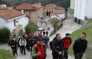 Una marcha recuerda al policía de Bilbao que cayó con su moto por una sima en Galdames