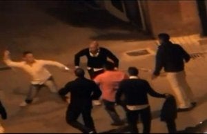 El chico de blanco amenaza a un grupo de jóvenes, que se lanza a por él. ::                             R. C.