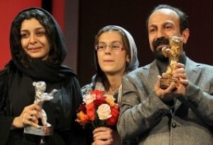 Farhadi posa junto a dos de las actrices de su película. ::
AFP