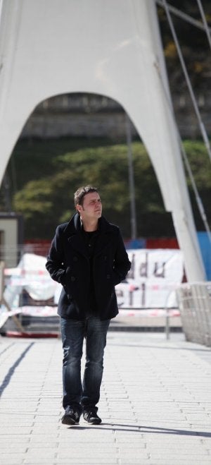 Kirmen Uribe pasea por uno de los puentes de Ondarroa. ::
MAIKA SALGUERO