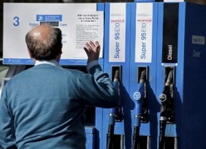 Un alemán se informa sobre el nuevo combustible