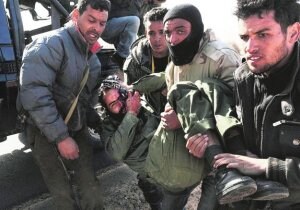Rebeldes trasladan a un compañero herido durante un combate con fuerzas del régimen. ::
AFP