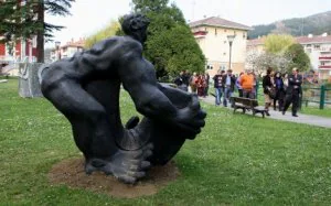 En la imagen, el 'Tuercebarras' de Jesús Lizaso, una pieza de bronce de 500 kilos. ::
PEDRO URRESTI