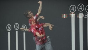 Merino, compañero de Martínez de Irujo en el Parejas, golpea una pelota en el frontón Bizkaia de Miribilla. ::                             BORJA AGUDO