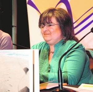 La escritora Teresa Amalia Martínez presentando su libro. ::
A. L.