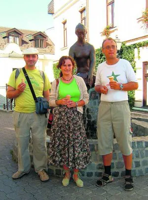 Manuel Pancorbo (izqda.) en  Veszpriem (Hungría) junto a sus anfitriones, Monika y Lázslo, el verano de 2007.