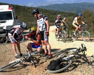 Algunos ciclistas tuvieron que superar dificultades técnicas durante la prueba. ::
ALFREDO IGLESIAS