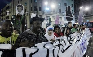 Protesta contra el racismo protagonizada por inmigrantes tras el rechazo de algunos locales vascos a admitir a extranjeros ::                             MITXEL ATRIO