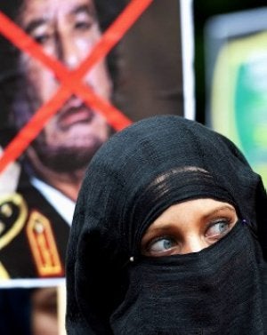 Una mujer se manifiesta contra Gadafi en Londres.