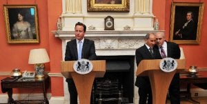 El primer ministro británico (izquierda) en la conferencia de ayer con el presidente del Consejo Nacional Libio (segundo por la derecha)./Ap